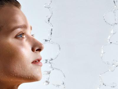 Frauengesicht neben Wasserschwall
