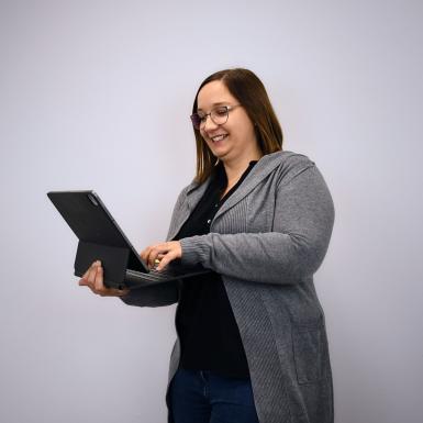 Porträt von Büroassistentin Anna Nadlinger mit Laptop