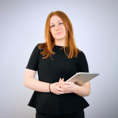 Porträt von Büroassistentin Magdalena Hausmann mit Tablet