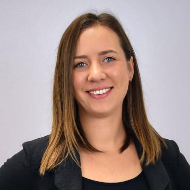 Porträt von Büroassistentin Sarah Deuretzbacher