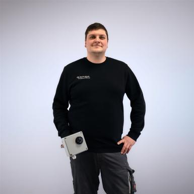 Porträt von Fachmonteur David Halbmayr mit Elektroheizstab