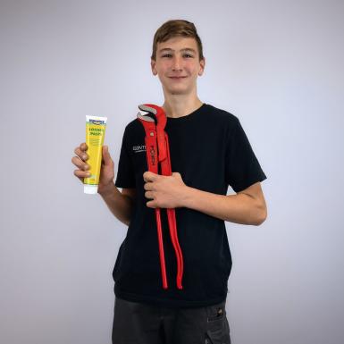 Porträt von Lehrling Markus Schmutz mit Rohrzange