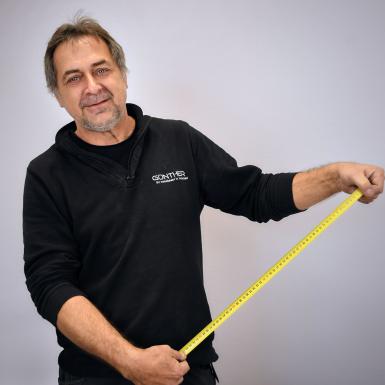 Porträt von Fachmonteur Martin Zauner mit Maßband