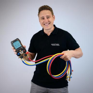 Porträt von Servicetechniker Mario Harreither mit Messgerät