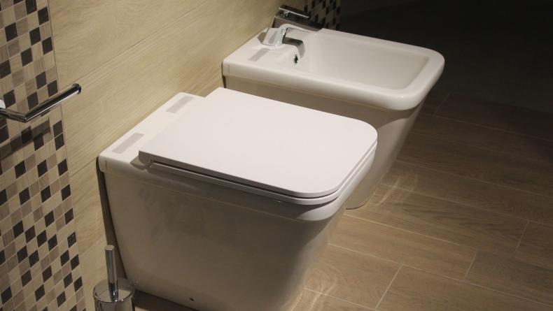Eine moderne Badezimmerausstattung mit Toilette und Bidet