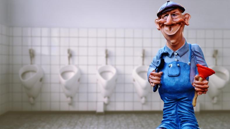 Figur eines männlichen Handwerkers in blauer Latzhosen vor mehreren Urinalen