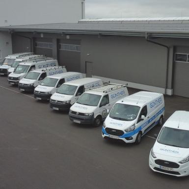 Fuhrpark der Firma Günther GmbH vor der Lagerhalle
