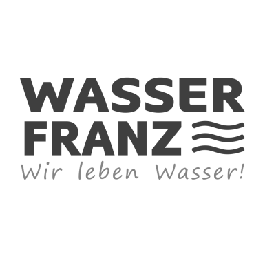 Das Logo von Wasser Franz mit dem Schriftzug WASSER FRANZ und dem Slogan Wir leben Wasser!